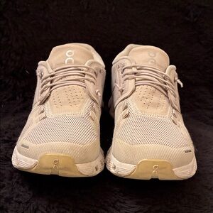 ON RUNNING SHOES - LIGHT SAND AND WHITE - EUC